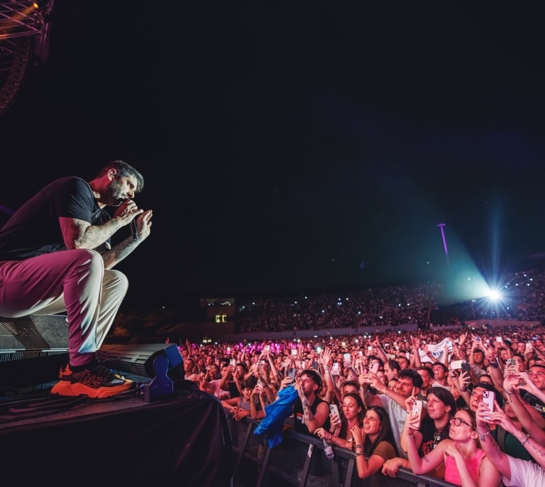 Las mujeres leen más y los hombres visitan más monumentos: estos son los datos del consumo cultural en España