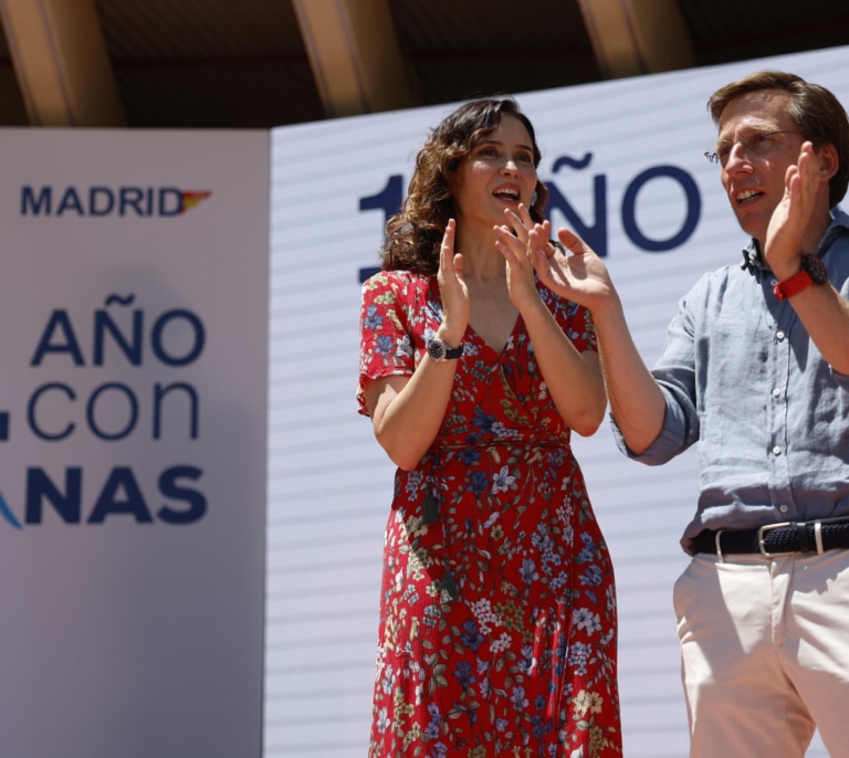 Ayuso y Almeida llaman a derribar el "muro" del sanchismo: "Lo tiraremos con nuestras propias manos"