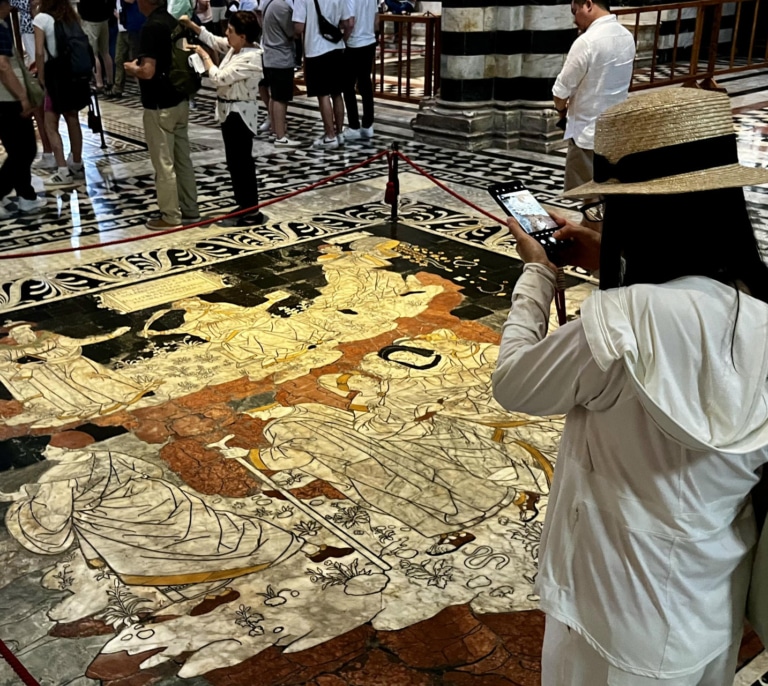 El pavimento de la catedral de Siena se desnuda ante los turistas