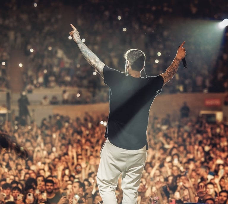 Melendi, el "carroza con complejo de Peter Pan" que une a Boomers y Gen Z