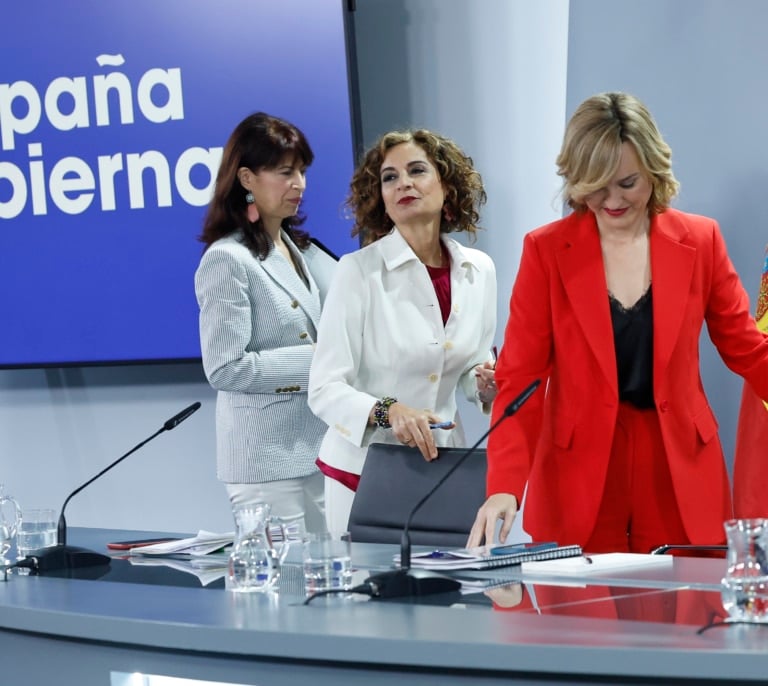 El Gobierno abre el frente LGTBI contra  Ayuso a tres días del Orgullo
