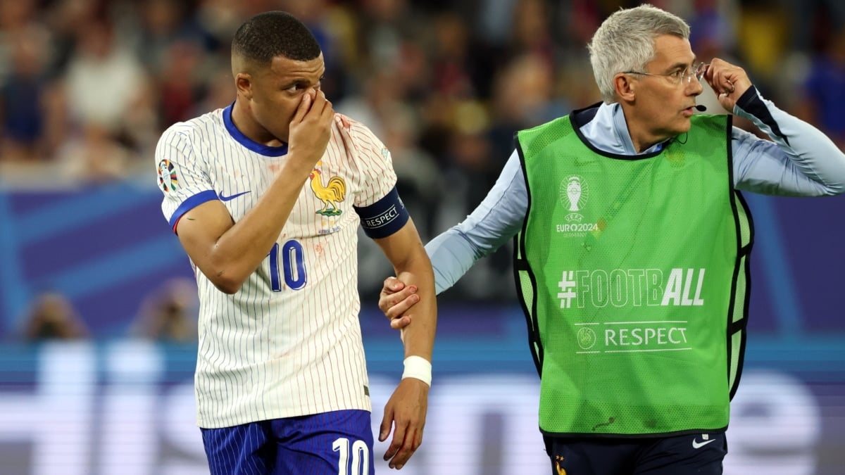 Kylian Mbappé se retira tras sufrir un golpe en la nariz
