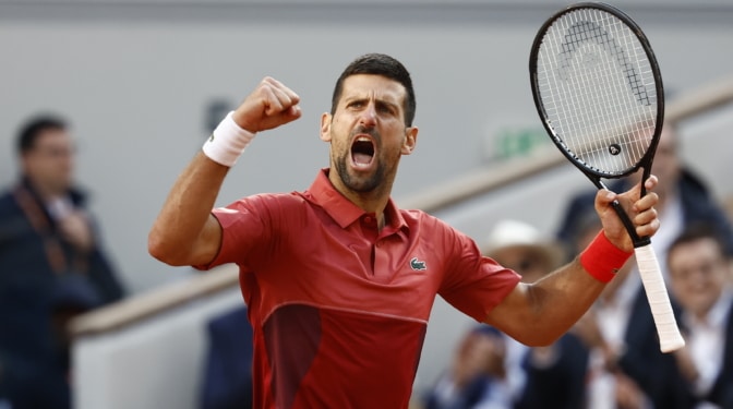 Un Djokovic maltrecho culmina una remontada épica que le mantiene vivo en Roland Garros