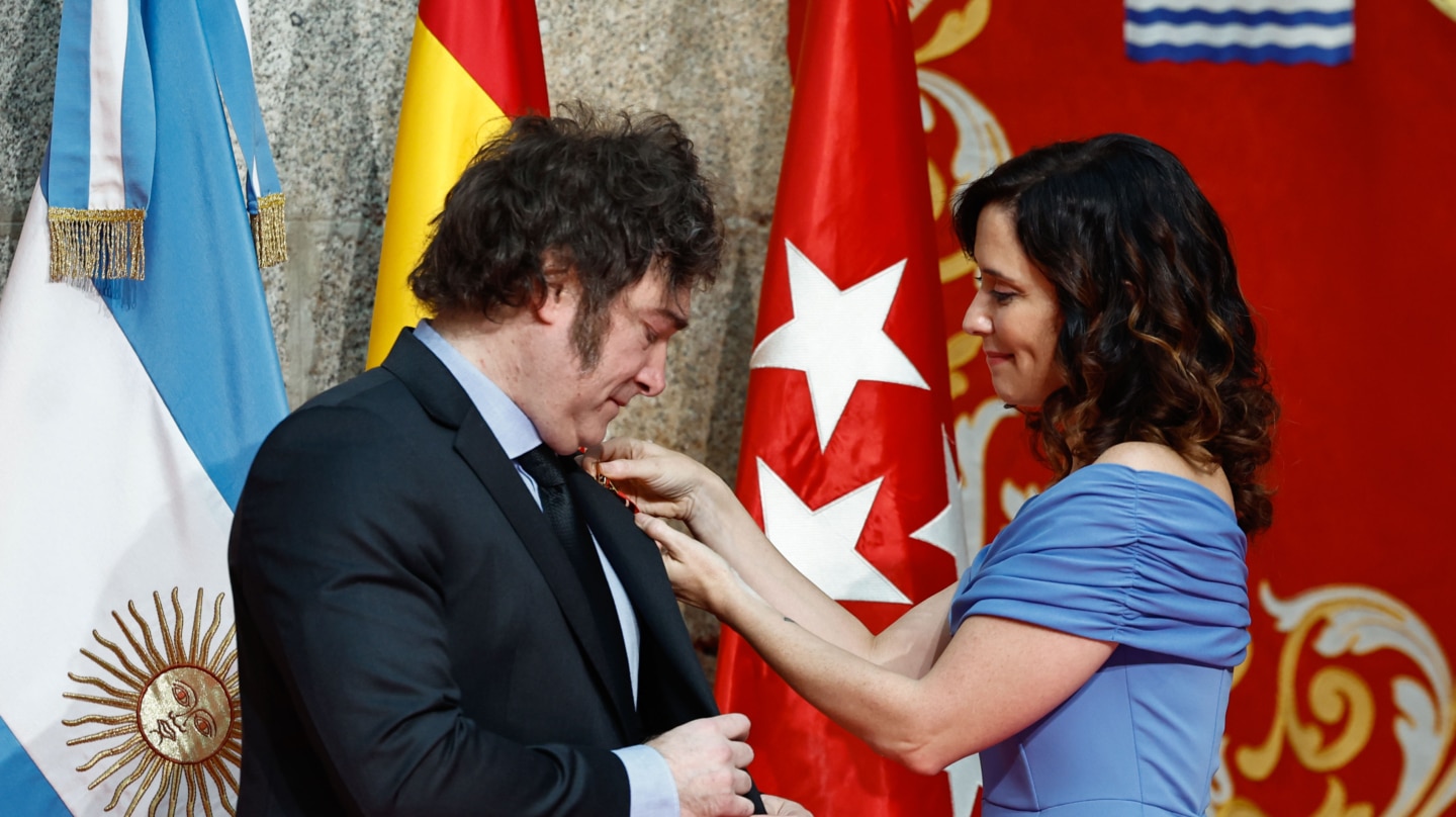 MADRID , 21/06/2024.- La presidenta de la Comunidad de Madrid, Isabel Díaz Ayuso, entrega la Medalla Internacional de la Comunidad de Madrid al presidente de Argentina, Javier Milei, este viernes en la sede del Gobierno regional. EFE/ Daniel González