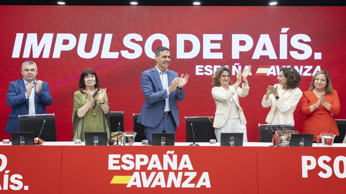 MADRID, 10/06/2024.- El secretario general del PSOE y presidente del Gobierno, Pedro Sánchez, preside la reunión de la Comisión Ejecutiva del partido, este lunes en Madrid tras las elecciones europeas del 9-J. Junto a él, (i a d), Santos Cerdán, Cristina Narbona, Teresa Ribera, María Jesús Montero e Iratxe García. EFE/ PSOE / SOLO USO EDITORIAL/SOLO DISPONIBLE PARA ILUSTRAR LA NOTICIA QUE ACOMPAÑA (CRÉDITO OBLIGATORIO)