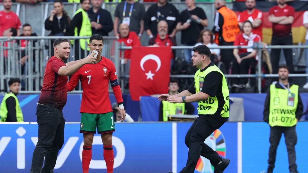 Un espontáneo se hace una foto con Cristiano Ronaldo