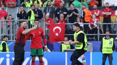 Avalancha de espontáneos a por Cristiano Ronaldo: cuatro interrupciones, fotos y ningún plano