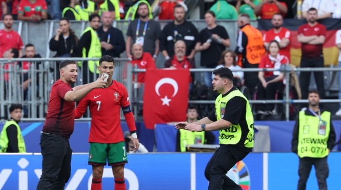 Avalancha de espontáneos a por Cristiano Ronaldo: cuatro interrupciones, fotos y ningún plano