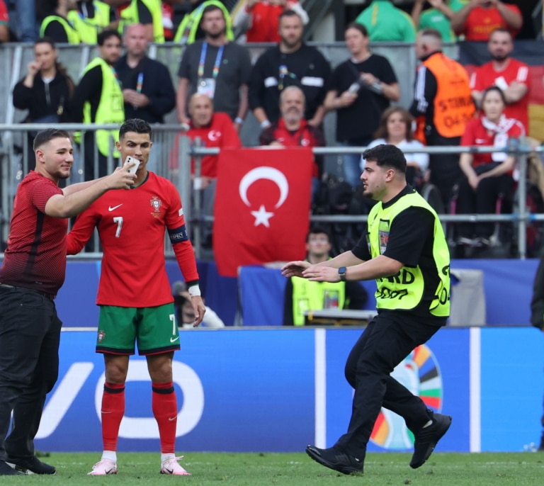 Avalancha de espontáneos a por Cristiano Ronaldo: cuatro interrupciones, fotos y ningún plano
