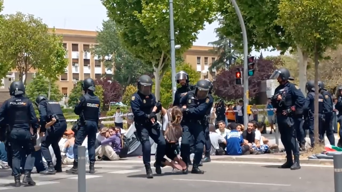 Desalojados e identificados decenas de estudiantes de la acampada propalestina que cortaban la avenida Complutense