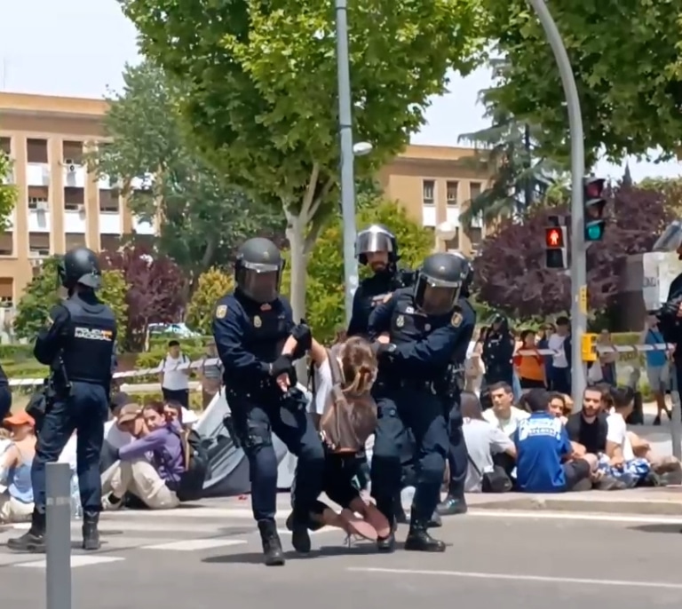 Desalojados e identificados decenas de estudiantes de la acampada propalestina que cortaban la avenida Complutense