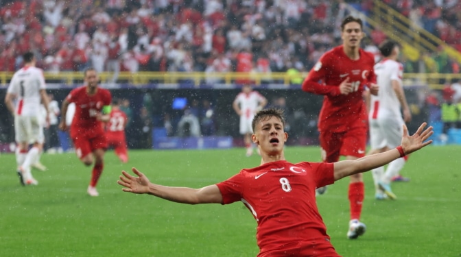 El golazo de Arda Güler para adelantar a Turquía en su estreno