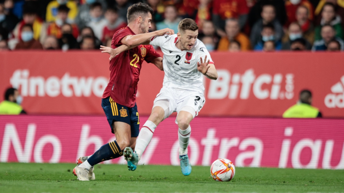 Ivan Balliu (D), de Albania, disputa un balón con Pablo Sarabia, de España
