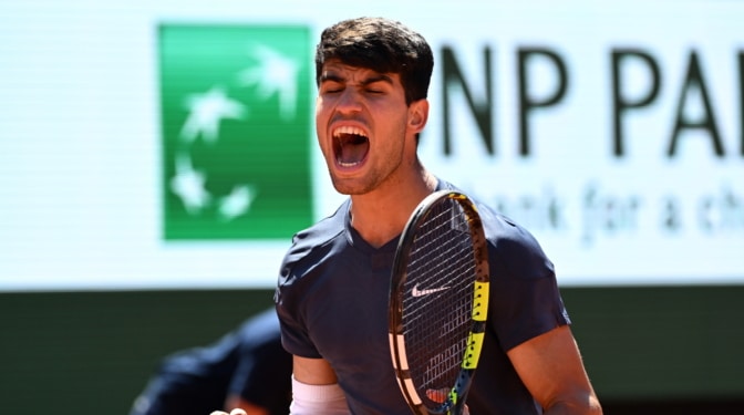 Alcaraz gana una batalla épica a Sinner para meterse en su primera final de Roland Garros
