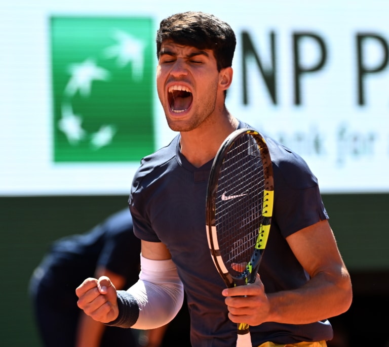 Alcaraz gana una batalla épica a Sinner para meterse en su primera final de Roland Garros