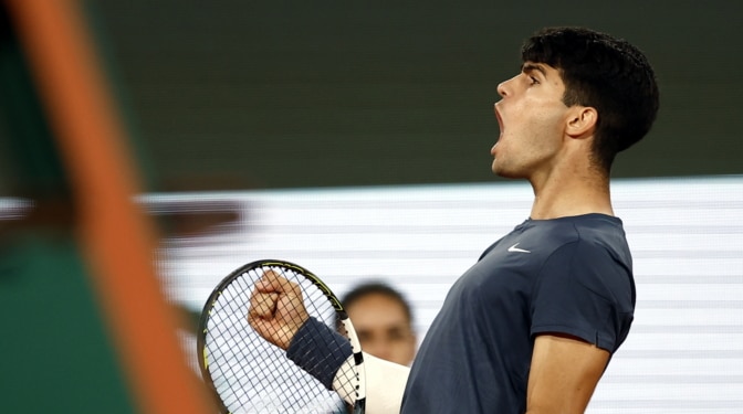 Alcaraz apabulla a Tsitsipas y se cita con Sinner en semifinales de Roland Garros