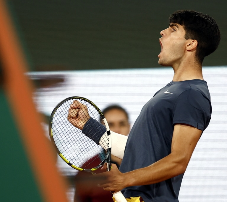 Alcaraz apabulla a Tsitsipas y se cita con Sinner en semifinales de Roland Garros
