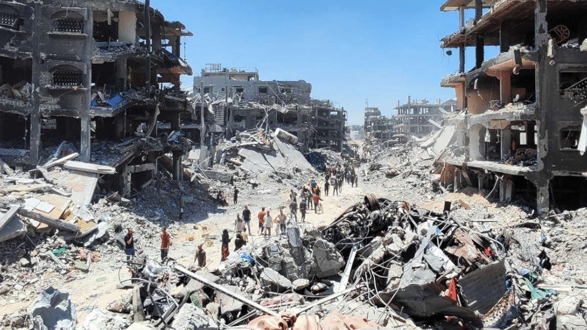 Habitantes de la franja de Gaza vuelven a sus casas ayer viernes tras la retirada de las tropas israelíes de la zona de Jabalia.