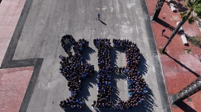 La 37ª America's Cup presume de equipo con la reproducción humana de su logotipo
