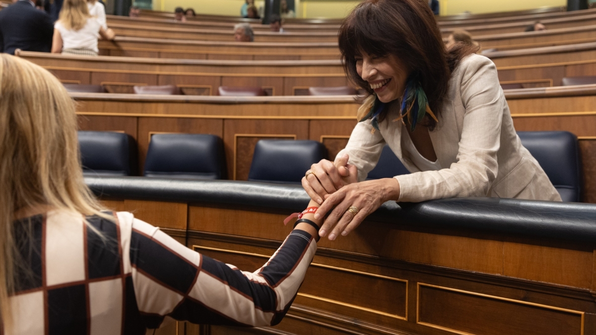 La ministra de Igualdad, Ana Redondo (d), durante la sesión plenaria de este jueves en el Congreso