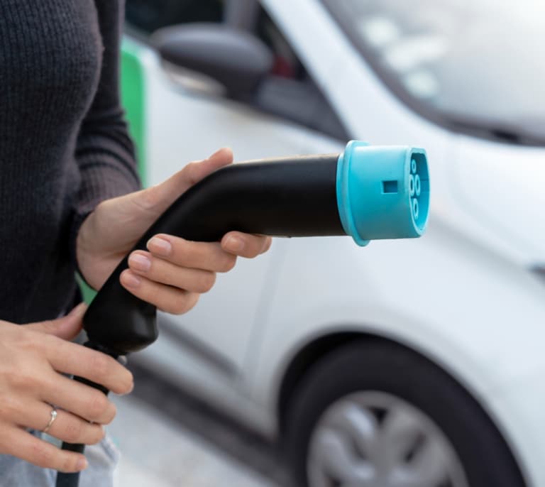 El coche eléctrico va marcha atrás en España: las claves del hartazgo de los fabricantes con el Gobierno