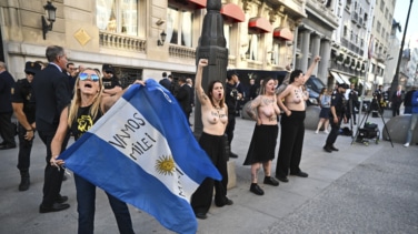 Partidarios y detractores, enfrentados en el recibimiento a Milei en Madrid