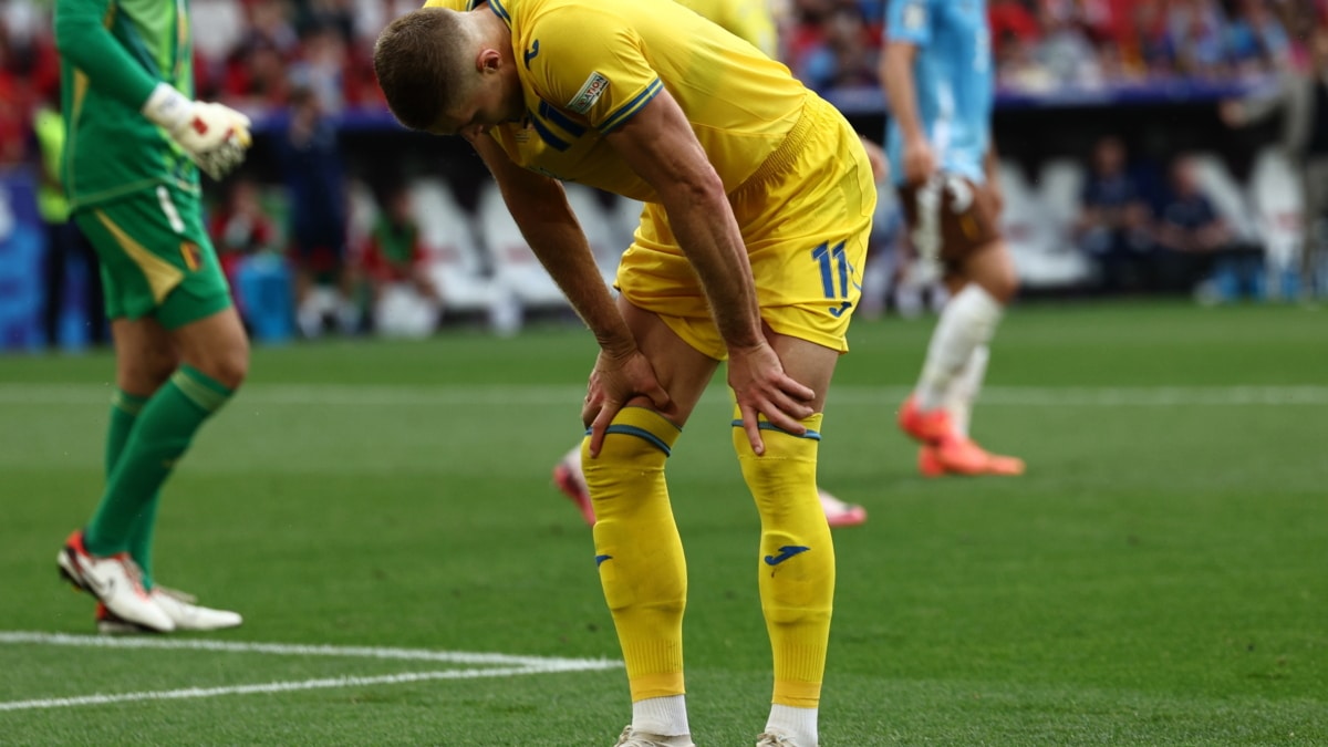 Artem Dovbyk, de Ucrania, se lamenta tras una ocasión fallida