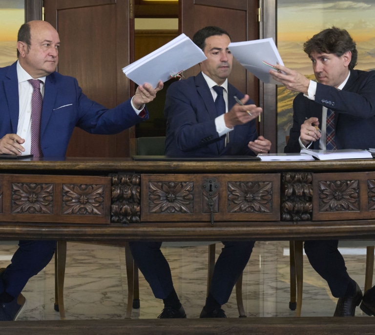 PNV y PSE firman su acuerdo de Gobierno con un nuevo estatuto como prioridad: "Ha llegado el momento"
