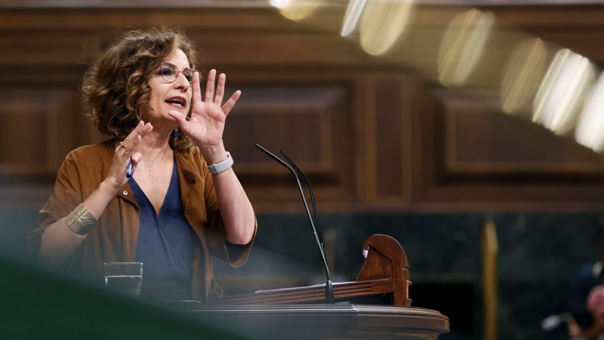MADRID, 26/06/2024.- La vicepresidenta primera y ministra de Hacienda, María Jesús Montero interviene en la sesión de control al Gobierno, en el Congreso de los Diputados este miércoles. EFE/ J P Gandul