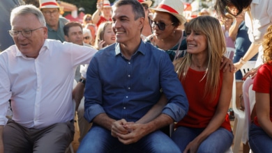 Begoña Gómez reaparece con Pedro Sánchez en un mitin del PSOE en Málaga
