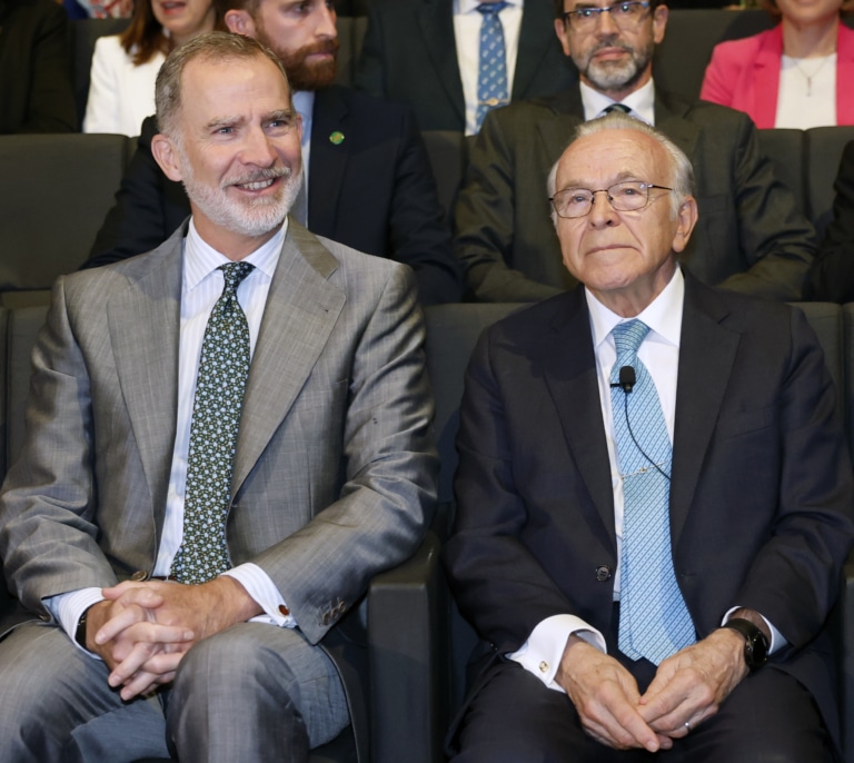 El Rey pide al centenar de becados por 'la Caixa' en el extranjero que sigan "conectados con España" desde sus destinos