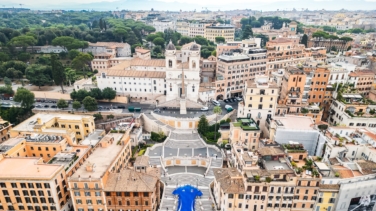 La camiseta de la selección de Italia invade la plaza de España de Roma