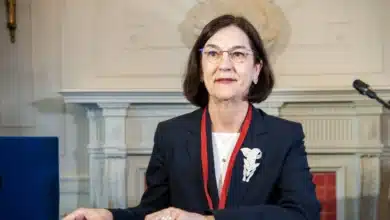 'Guerra' por la colapsada red eléctrica española: la CNMC impone su modelo a las energéticas para modernizarla