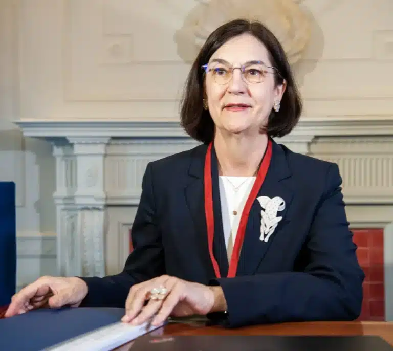 'Guerra' por la colapsada red eléctrica española: la CNMC impone su modelo a las energéticas para modernizarla