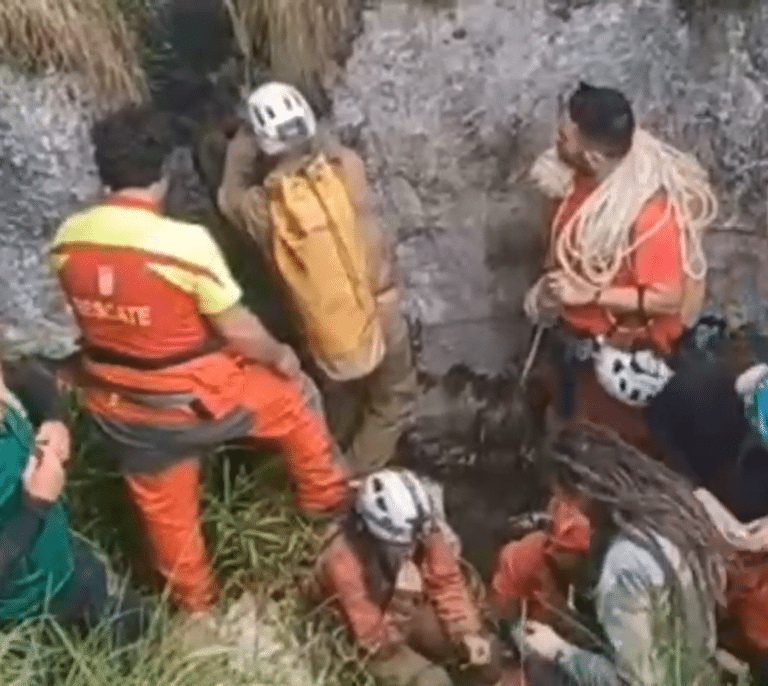 Rescatados ilesos los dos espeleólogos desparecidos en una cueva desde el domingo