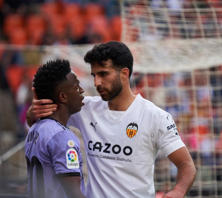 Ocho meses de cárcel para los autores de los insultos racistas a Vinícius en Mestalla