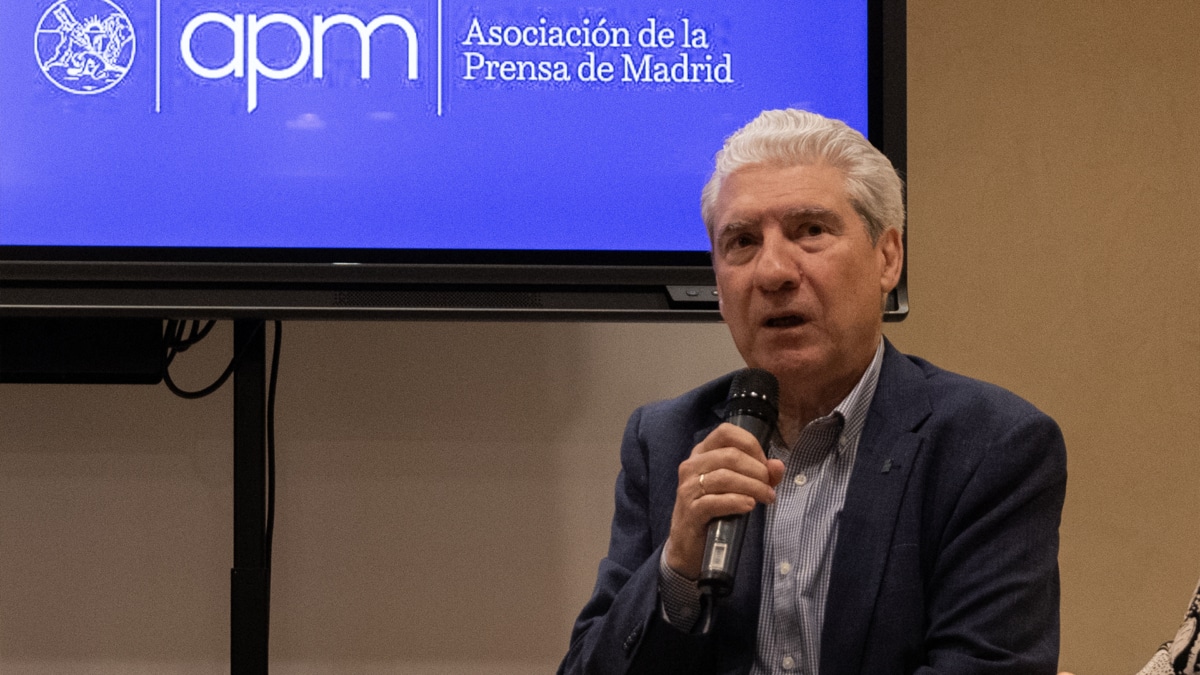 Casimiro García-Abadillo en el homenaje de APM a Victoria Prego