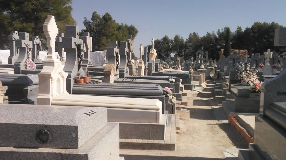 Roban unos 140 crucifijos de bronce en un cementerio de Toledo