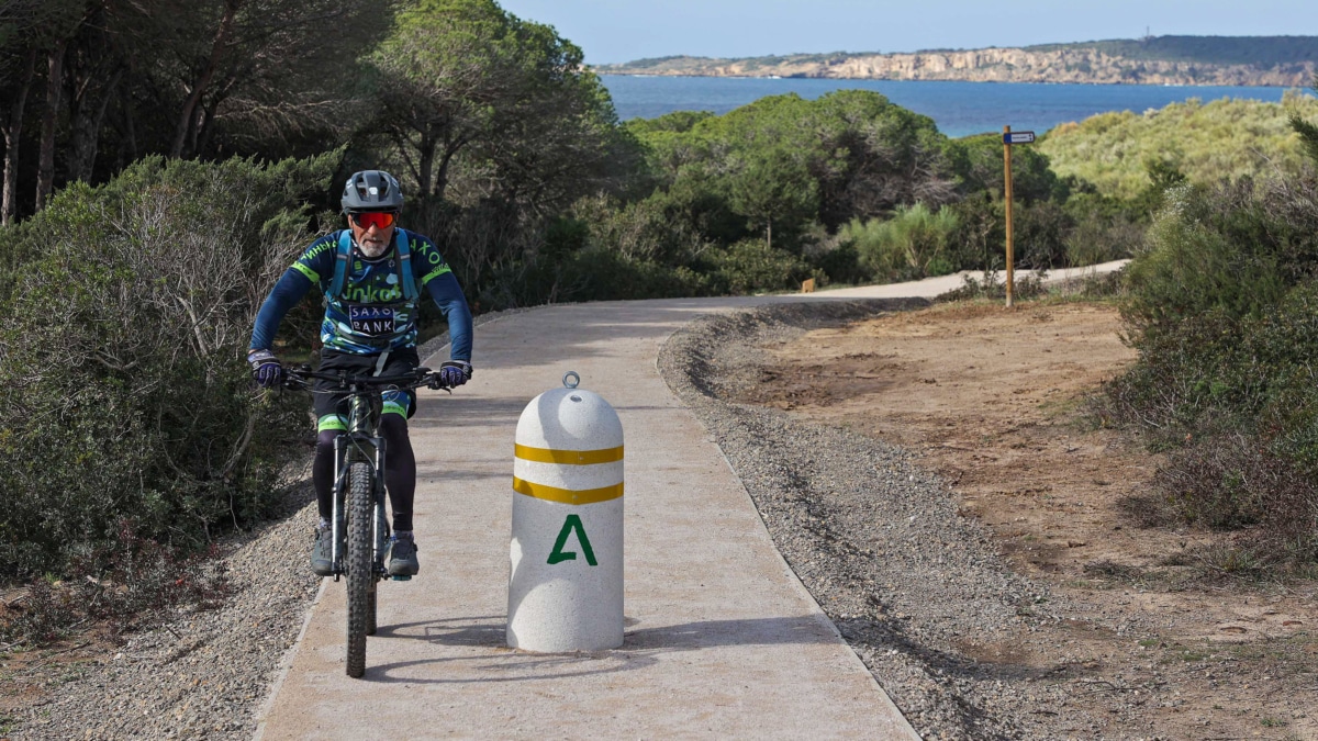 Un ciclista circula por el nuevo carril cicloturista