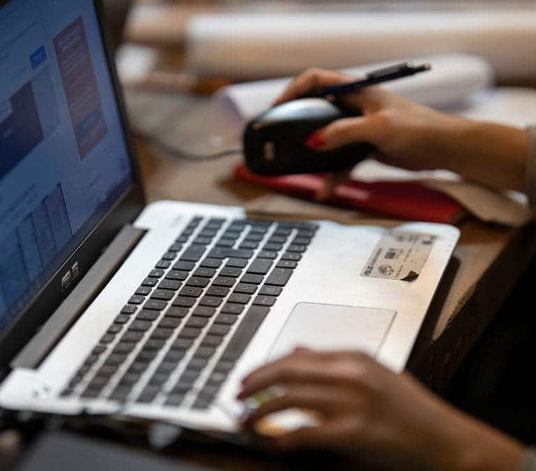 Los cursos SEPE por los que te pagan 600 euros: en qué consisten y cómo solicitarlos