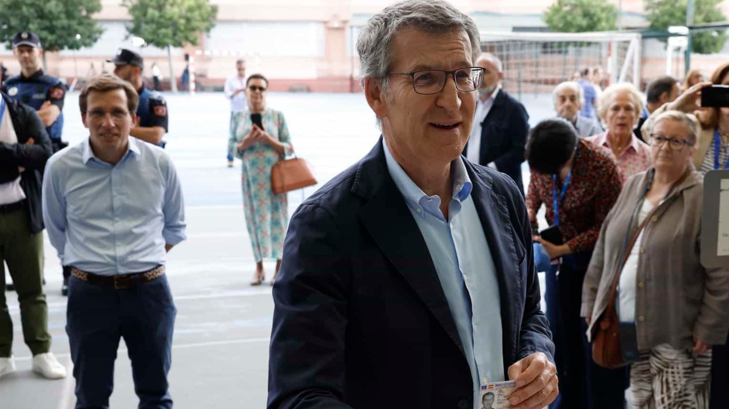 El líder del PP, Alberto Núñez Feijóo, vota en las elecciones europeas en el Colegio Ramiro de Maeztu de Madrid