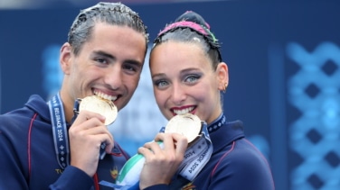 El nadador Dennis González denuncia ataques homófobos tras ganar el campeonato de Europa