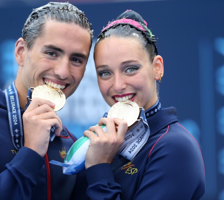 El nadador Dennis González denuncia ataques homófobos tras ganar el campeonato de Europa