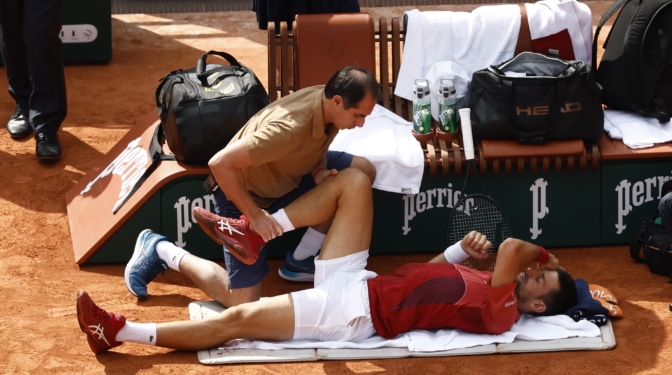 Djokovic se retira de Roland Garros con el menisco roto