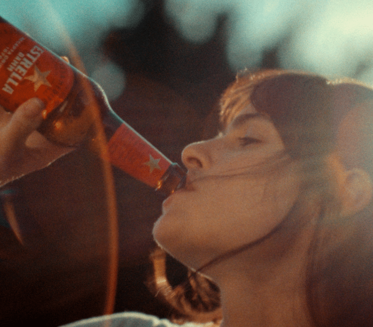 Estrella Damm viaja con Baccara al verano del 78 en su nueva campaña