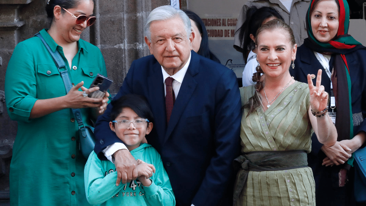 MEX9733. CIUDAD DE MÉXICO (MÉXICO), 02/06/2024.- El presidente de México, Andrés Manuel López Obrador (i), en compañía de su esposa Beatriz Gutiérrez (d), asiste a votar en las elecciones generales mexicanas este domingo en un colegio electoral en la Ciudad de México (México). El presidente mexicano, Andrés Manuel López Obrador, acudió a votar este domingo en las elecciones que definirán a la persona que lo sucederá en el Gobierno a partir del 1 de octubre. "¡Ánimo!", expresó el mandatario sin más declaraciones, después de ser uno de los primeros en acudir tras la apertura de las urnas. EFE/ Mario Guzmán