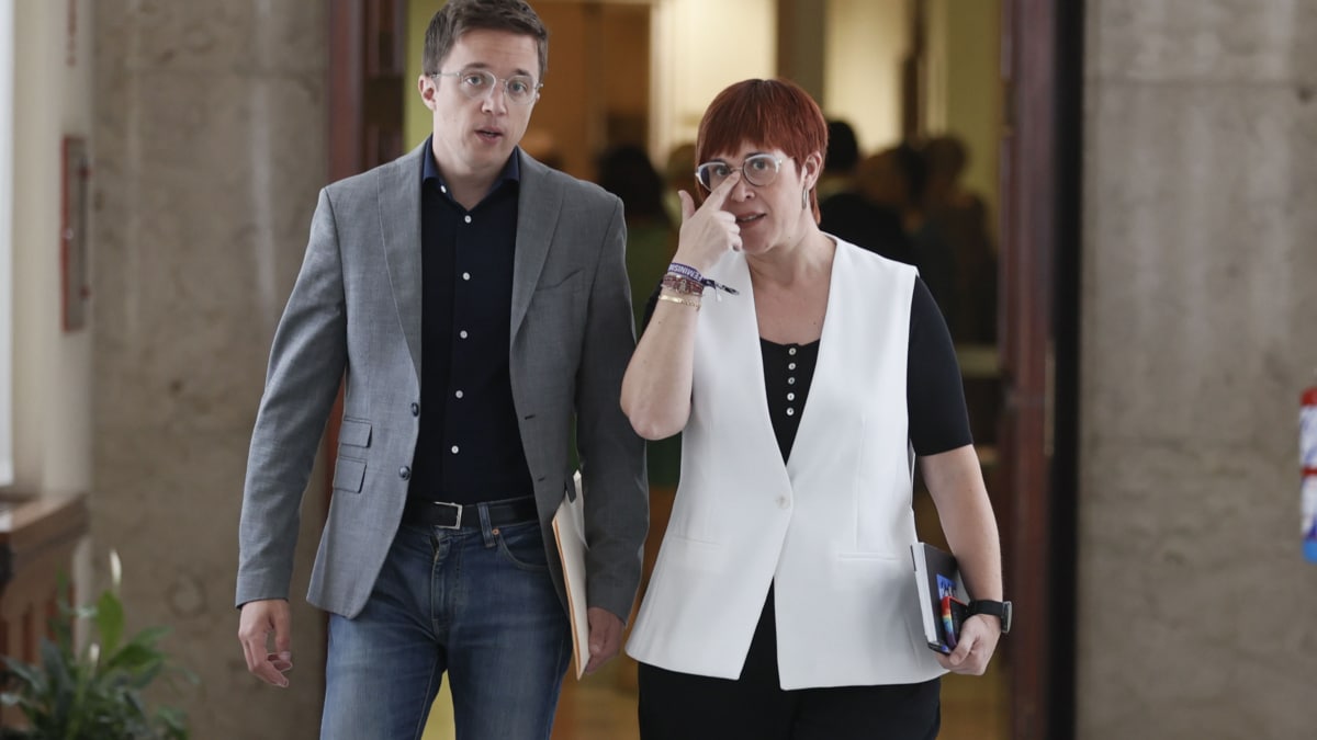 El portavoz parlamentario de Sumar, Íñigo Errejón, y la portavoz de Compromís, Águeda Micó, en los pasillos del Congreso, este martes