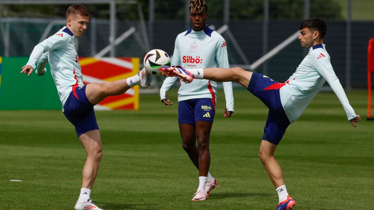 Los jugadores de la selección española Dani Olmo (i), Nico Williams (c) y Pedri (d)