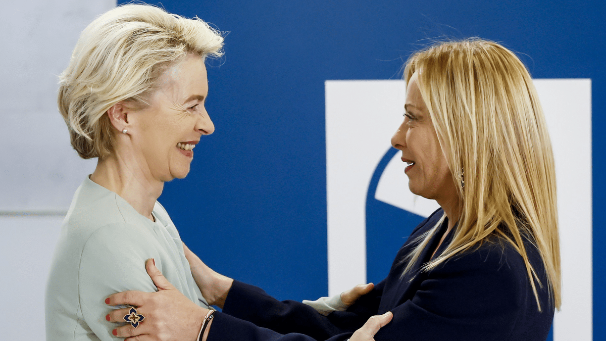 La presidenta de la Comisión Europea, Ursula von der Leyen, y la primera ministra italiana, Giorgia Meloni, durante la cumbre migratoria celebrada en Roma en julio de 2023.
