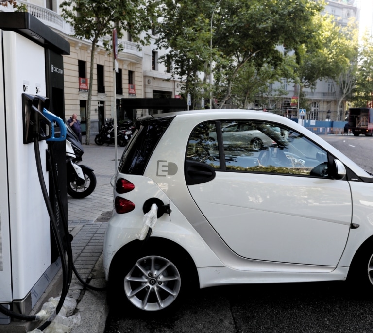 La producción de vehículos híbridos tradicionales se dispara mientras cae la de enchufables y eléctricos
